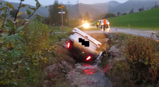 Lausen: Bei Alleinunfall in Bachbett gelandet