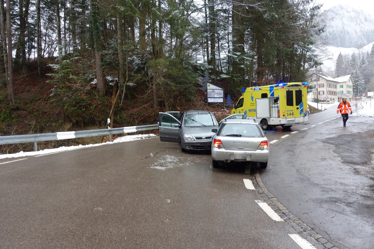 Herrenloses Auto in Krinau gegen Hauswand geprallt