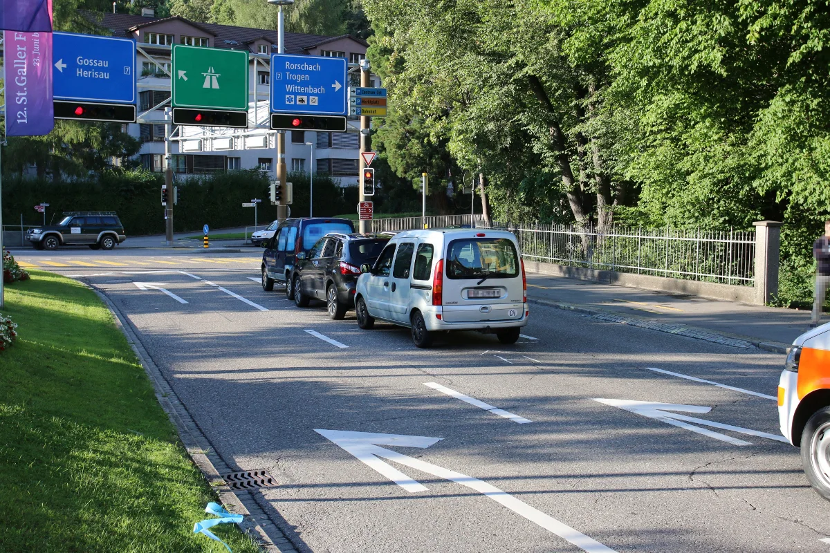 St. Gallen SG - Auffahrunfall mit drei Autos