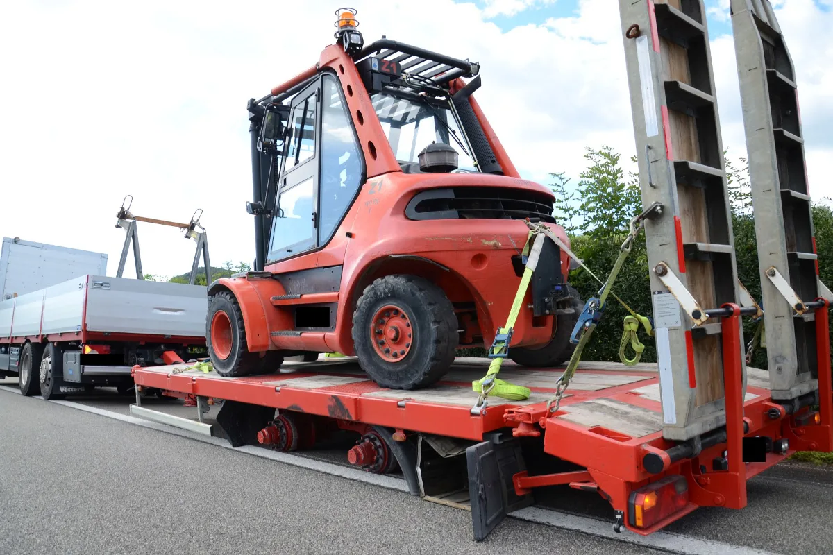 Arisdorf/A2: Lastwagen-Anhänger verliert während der Fahrt vier Räder