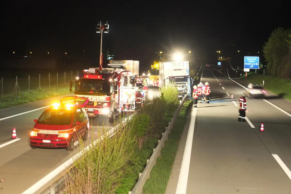 Oberriet: Lastwagen auf A13-Leitplanke "parkiert"