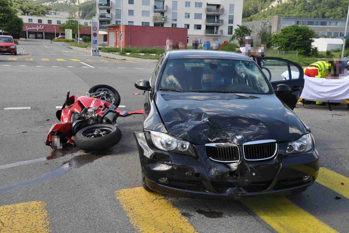 Crash zwischen Auto und Töff in Oensingen