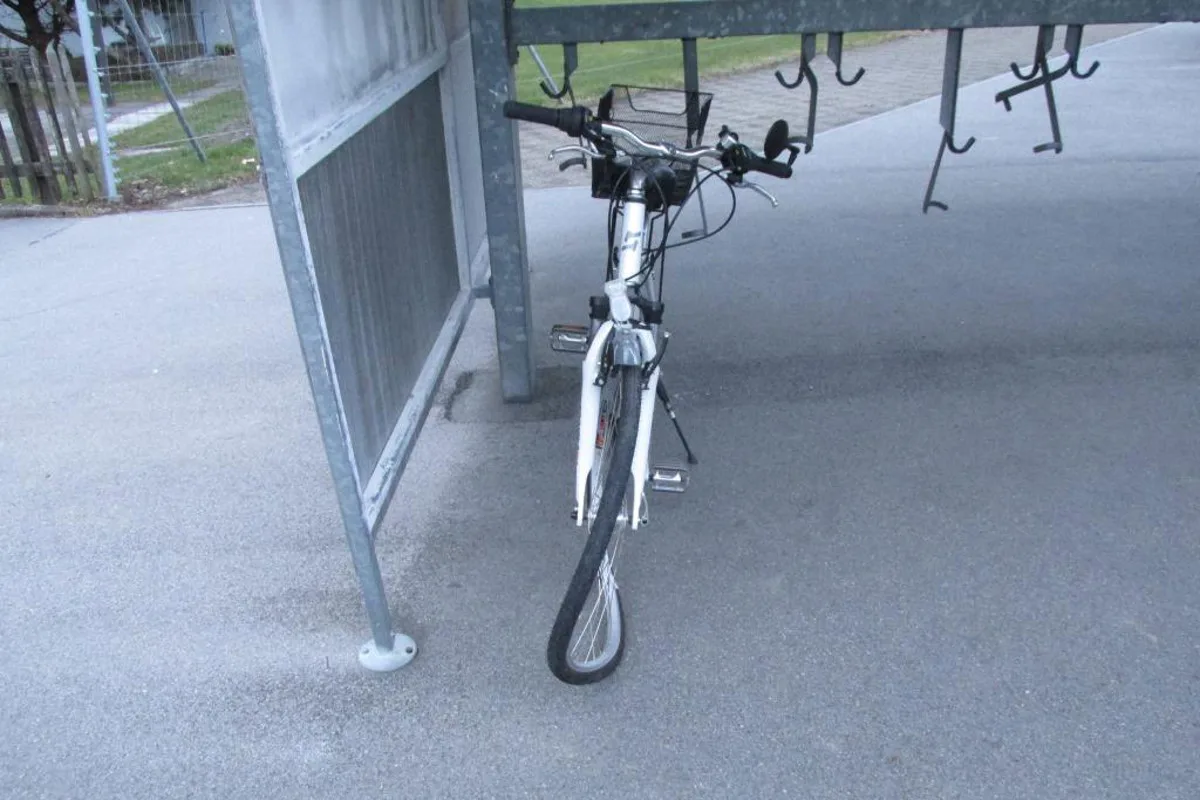 Niederurnen: Velofahrerin angefahren und abgehauen