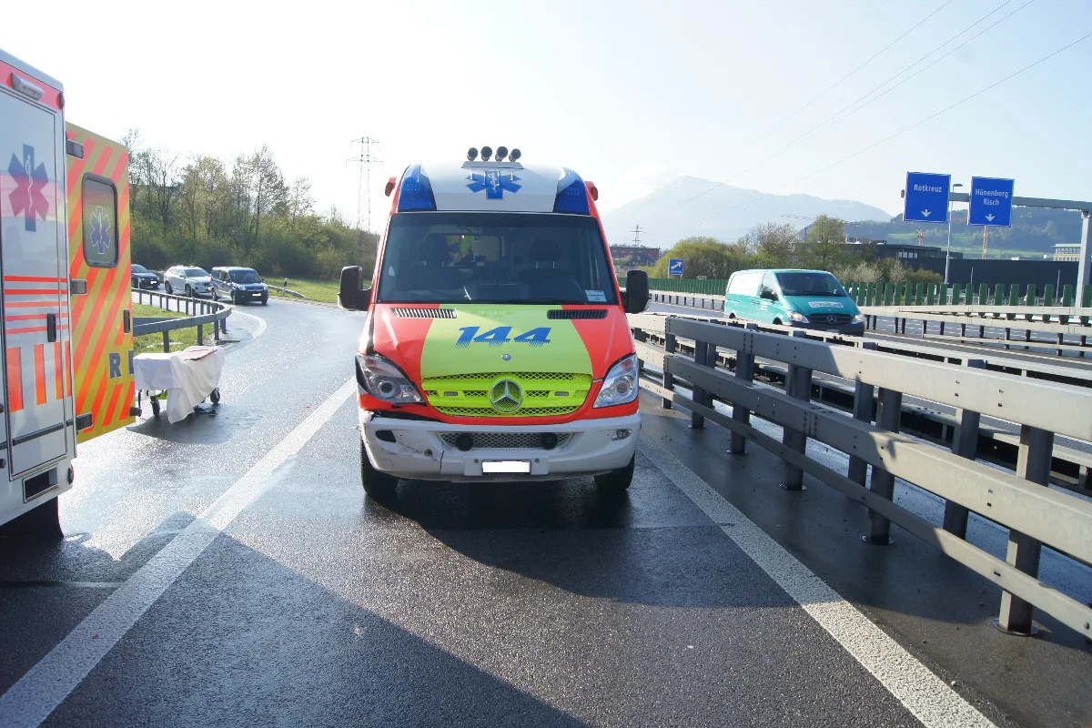 Risch Rotkreuz: Rettungswagen während Einsatz verunglückt