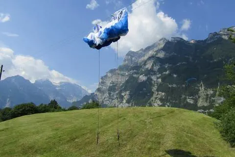 Mollis GL -  Verunfallte Gleitschirmfliegerin sorgt für kurzen Stromausfall