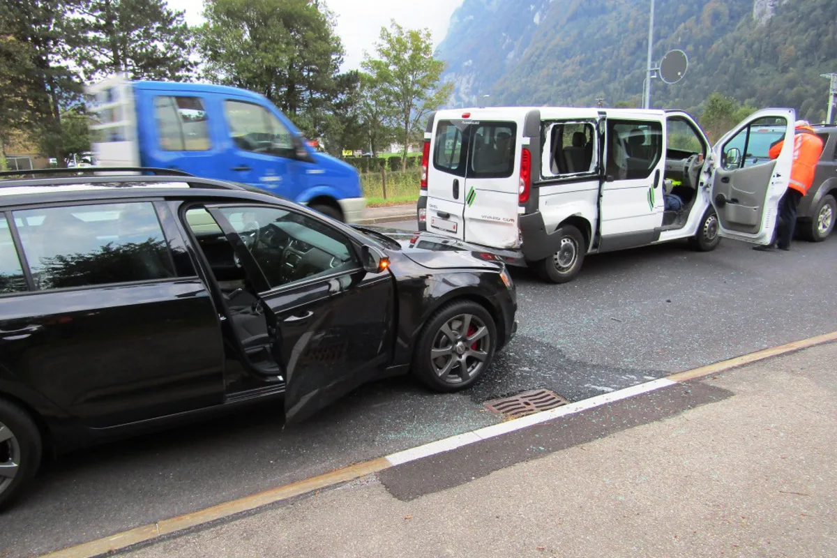 Näfels GL - Kollision bei Lichtsignal