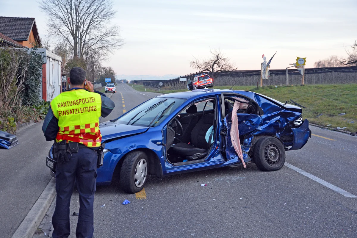 Frontalcrash in Landschlacht - Lenker im Auto eingeklemmt