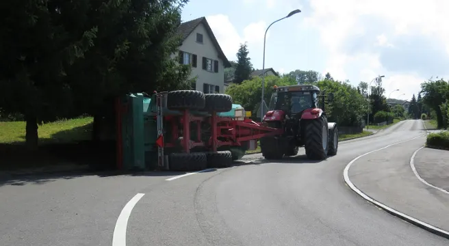 Anhänger in Künten gekippt