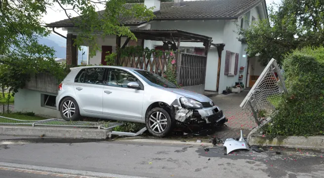 Sekundenschlaf führt zu Alleinunfall in Triesen