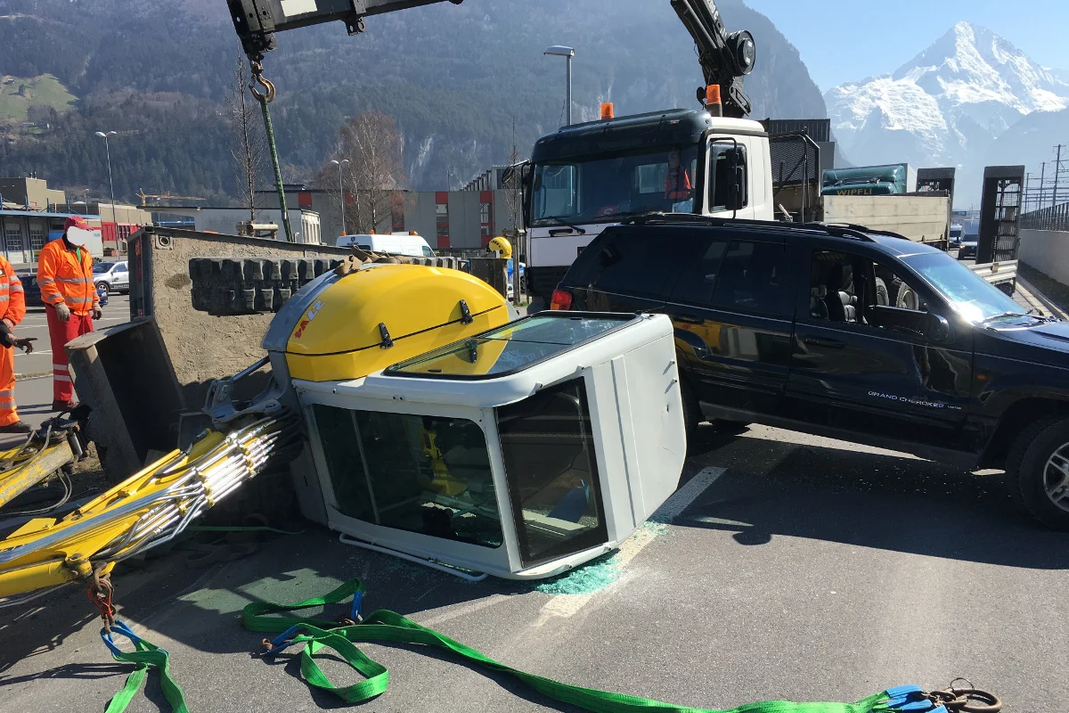 Anhänger mit Bagger in Schattdorf auf Fahrbahn gekippt