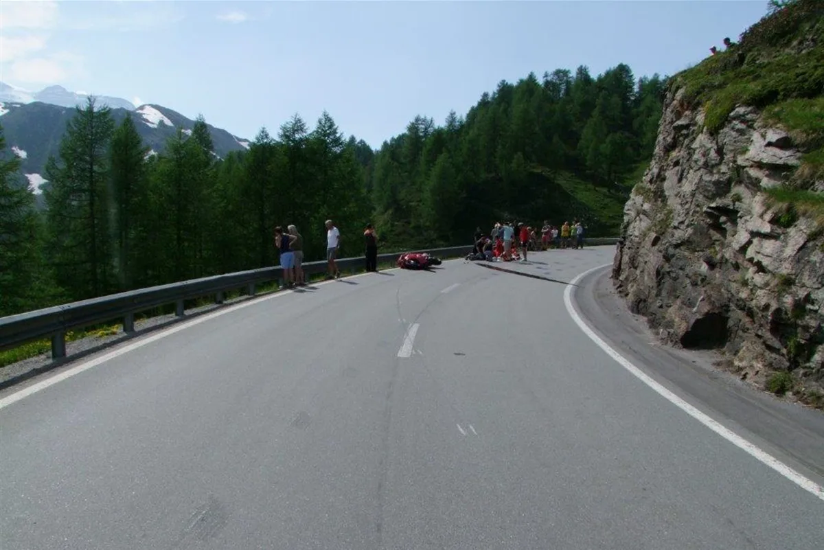 Schlimmer Verkehrsunfall zwischen Motorrad und Fahrrad in Poschiavo
