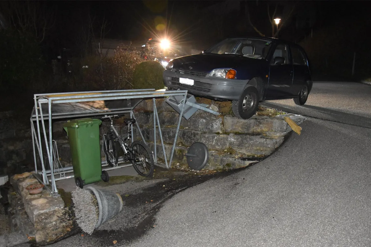 Münchenstein BL - Abgestelltes Auto auf Abwegen