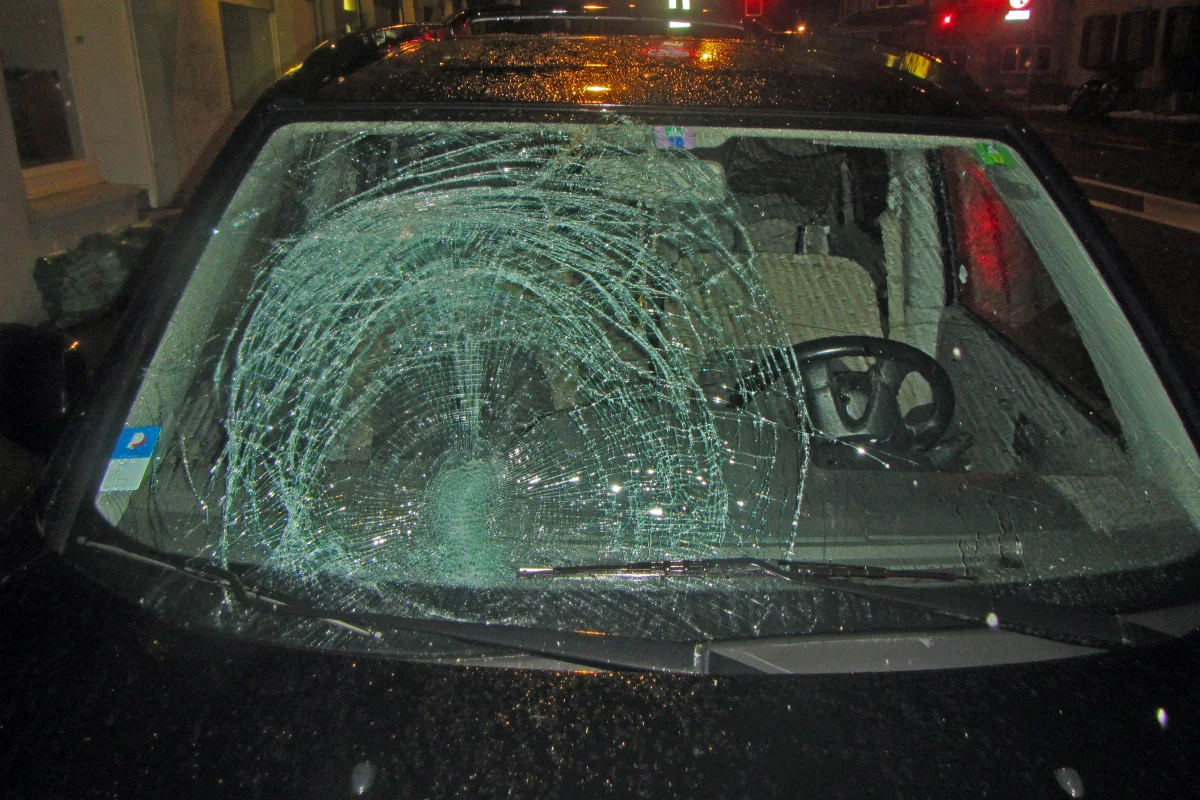 St. Gallen SG - Eisschollen krachen auf Auto