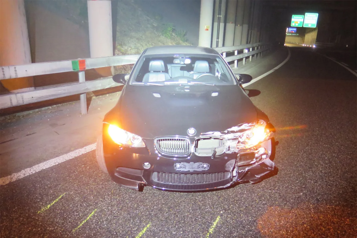 Birsfelden BL/A18 - Kollision mit Leitplanke