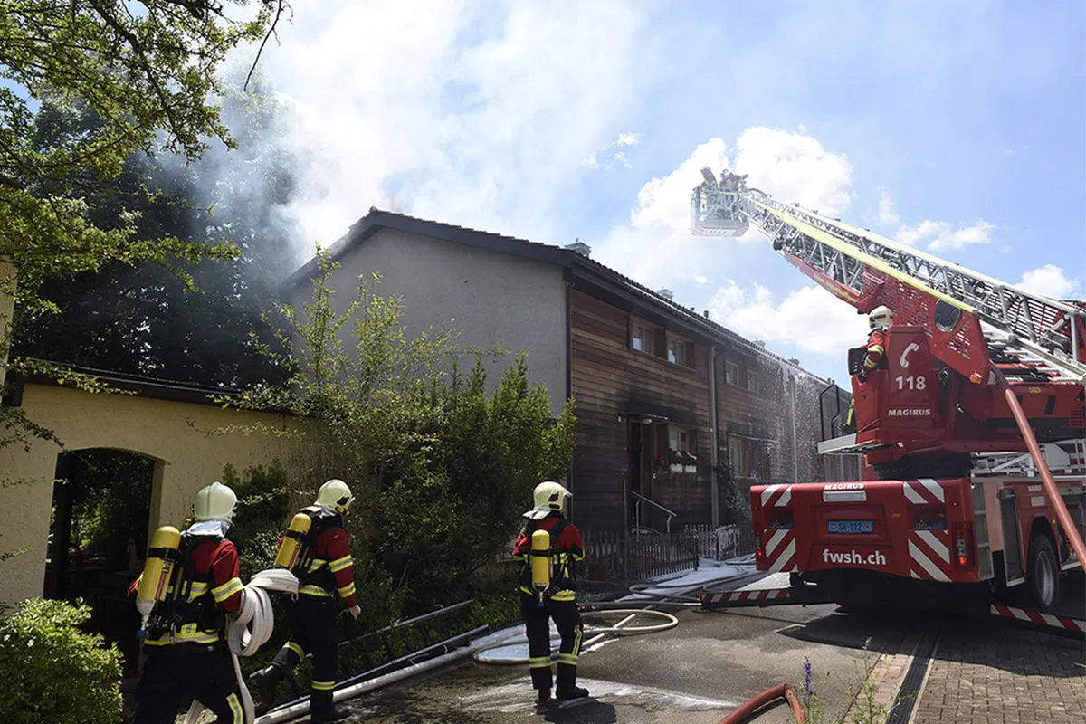Stadt Schaffhausen SH - Dachstockbrand in Reihenhaus