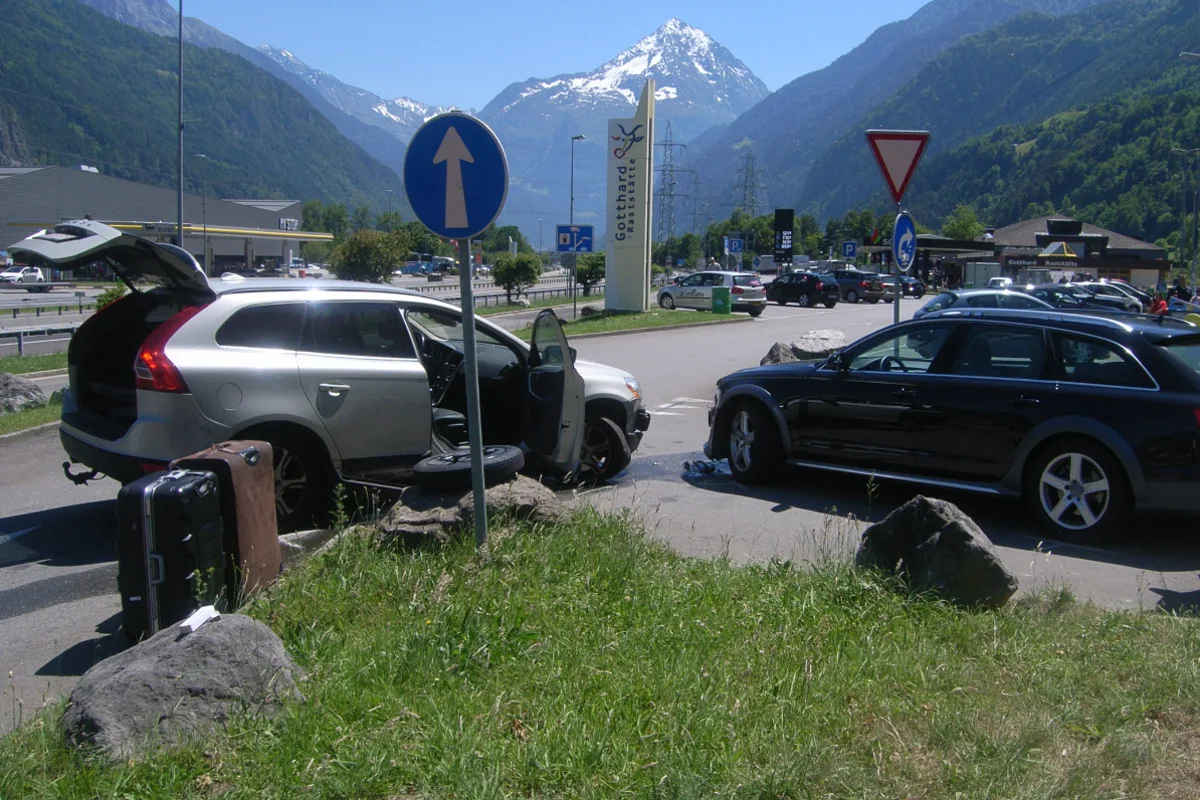 Erstfeld UR - In stehendes Auto geprallt