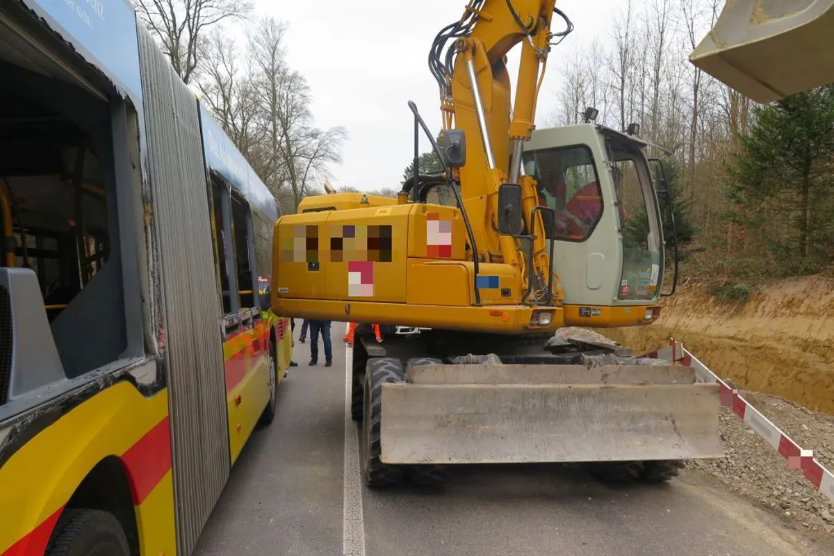 Streifkollision Bus - Bagger in Allschwil fordert zwei Verletzte