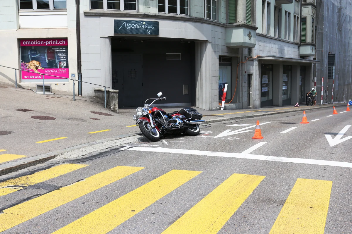 Auto fährt in St. Gallen auf Motorrad auf