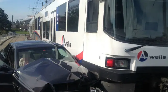 Oberkulm: Autofahrerin rammt Zug