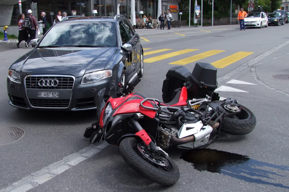 Unfall zwischen Töff und Auto in Davos GR