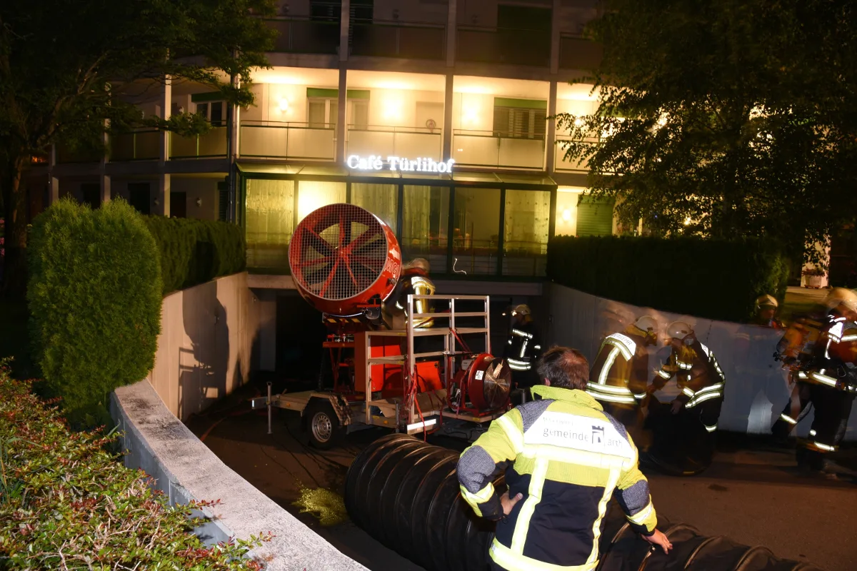 Oberarth SZ: Feuerwehr-Grossaufgebot wegen Brand in Tiefgarage