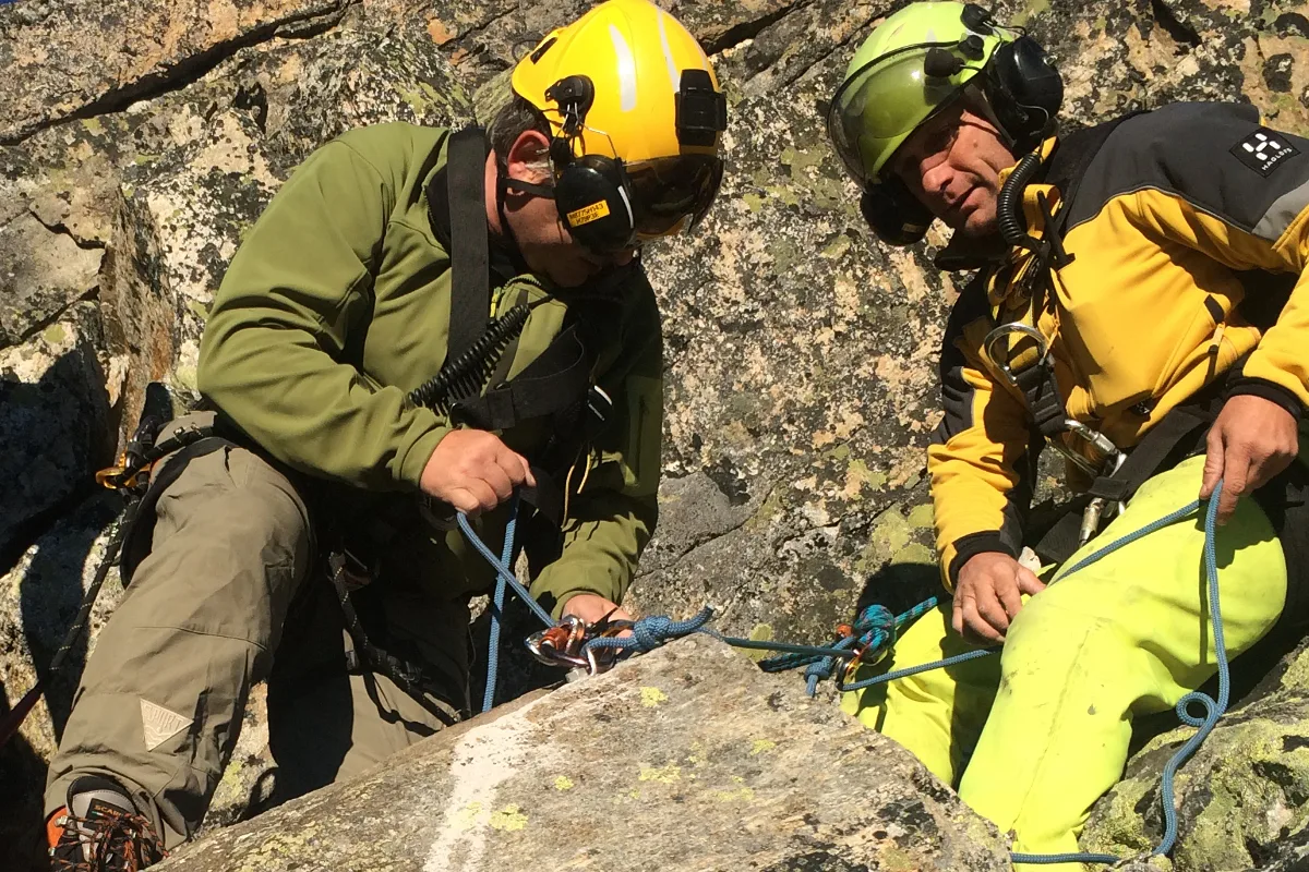 Susch GR - Bergsteiger unter Felsblock eingeklemmt