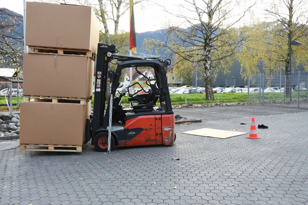Sevelen SG - Arbeiter gerät mit Fuss unter Hubstapler