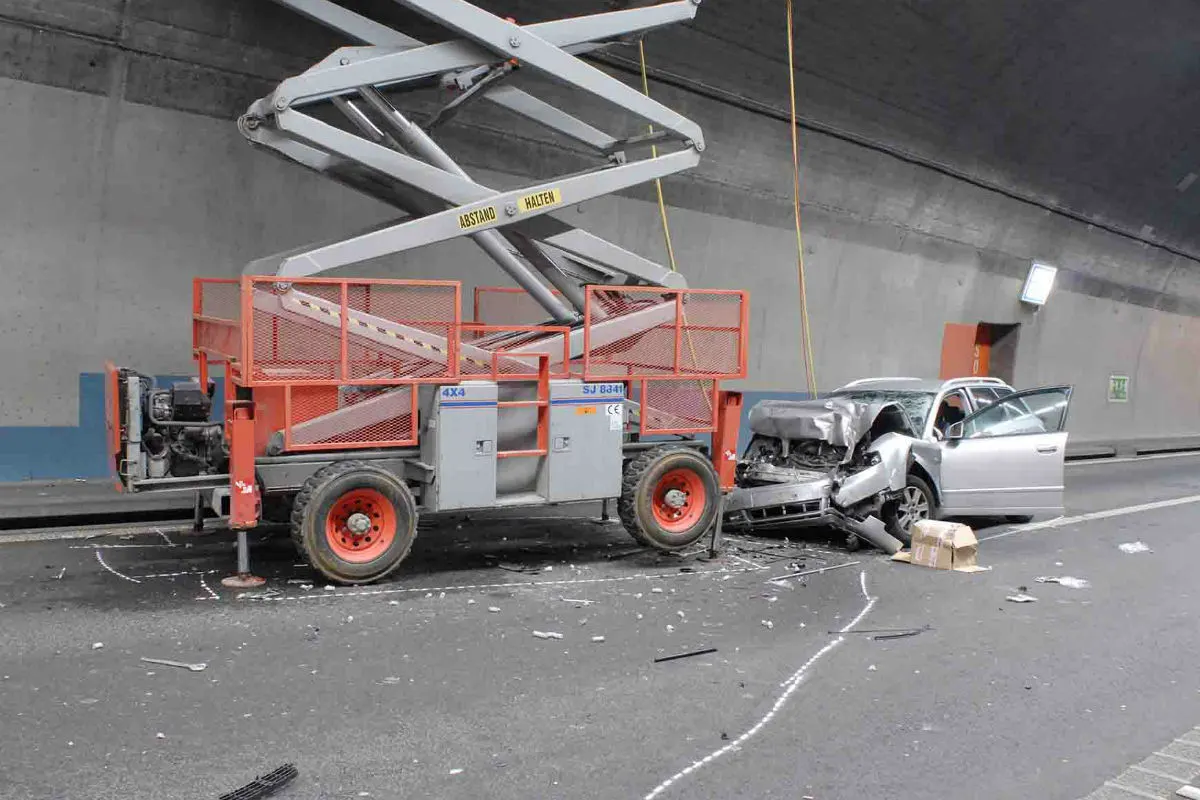 Verkehrsunfall im Cholfirsttunnel fordert drei Verletzte