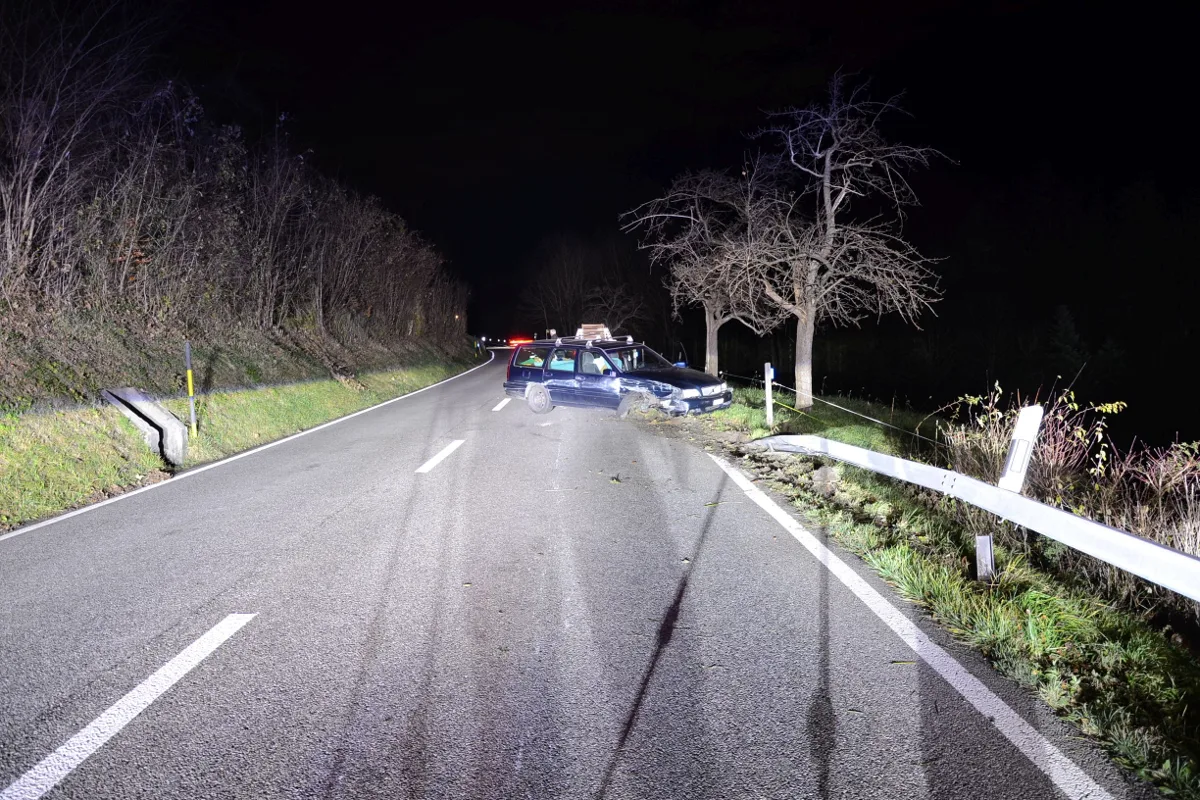 Waldenburg BL - Alkoholisierter Autofahrer baut Selbstunfall