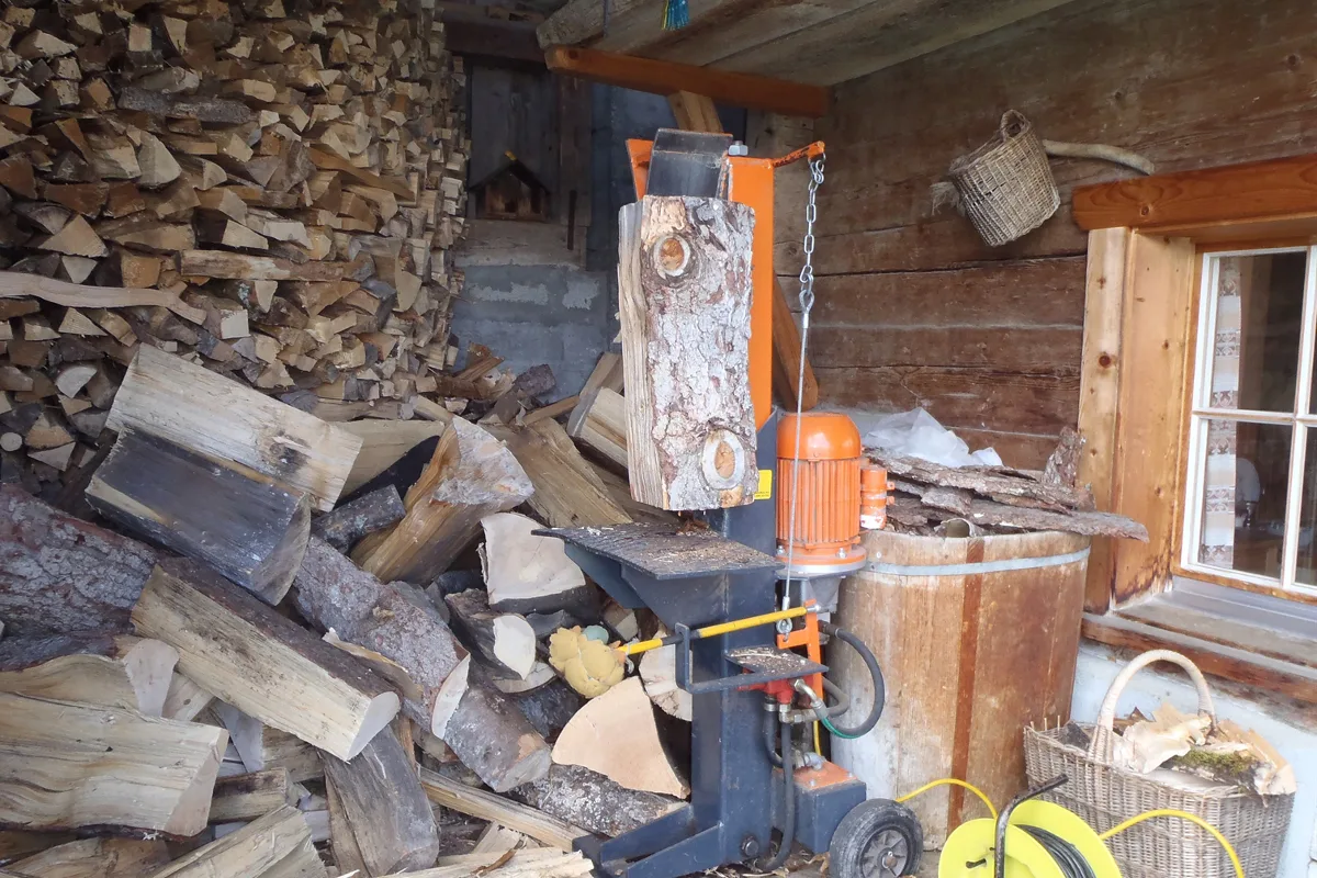 65-Jährige beim Holzspalten in Furna schlimm verunglückt