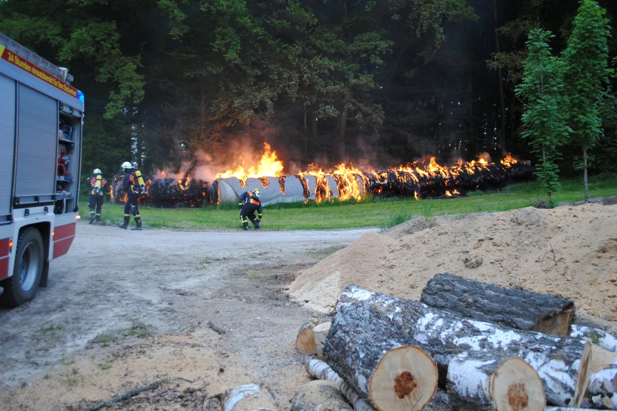 Brennendes Strohballenlager in Thayngen