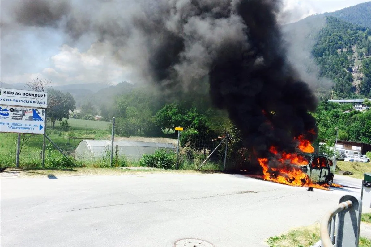 Auto steht nach Unfall in Bonaduz in Flammen