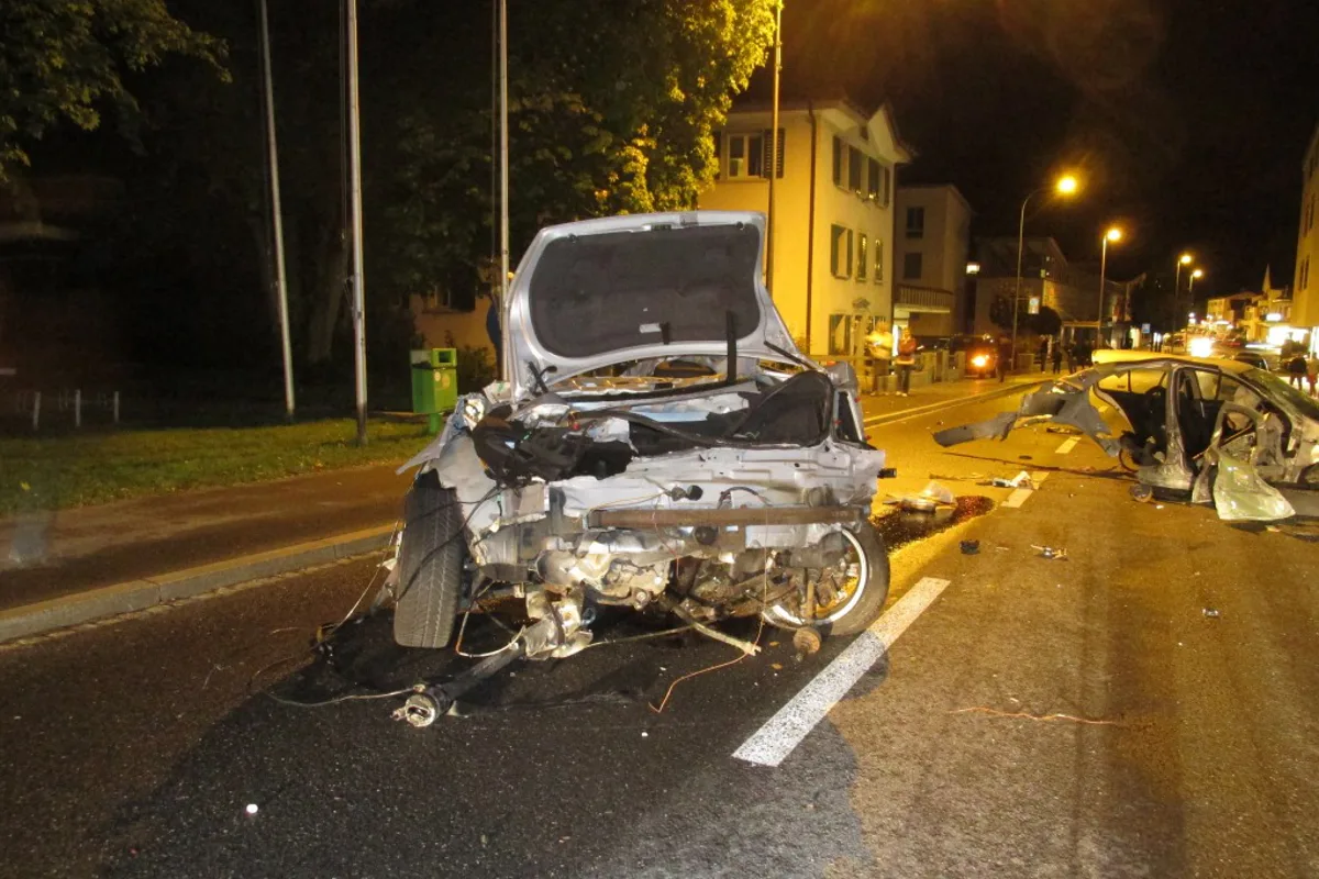 Auto wird bei Selbstcrash in Niederurnen geteilt
