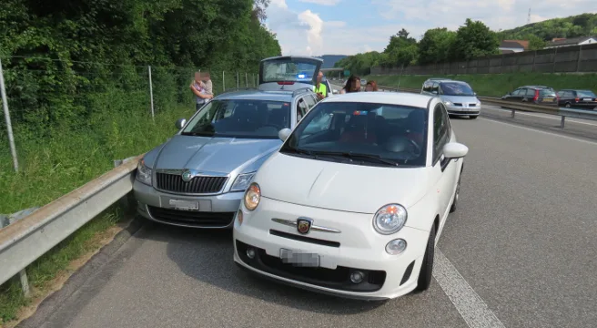 Autofahrer provozieren sich auf der A3 bei Eiken - Auffahrcrash
