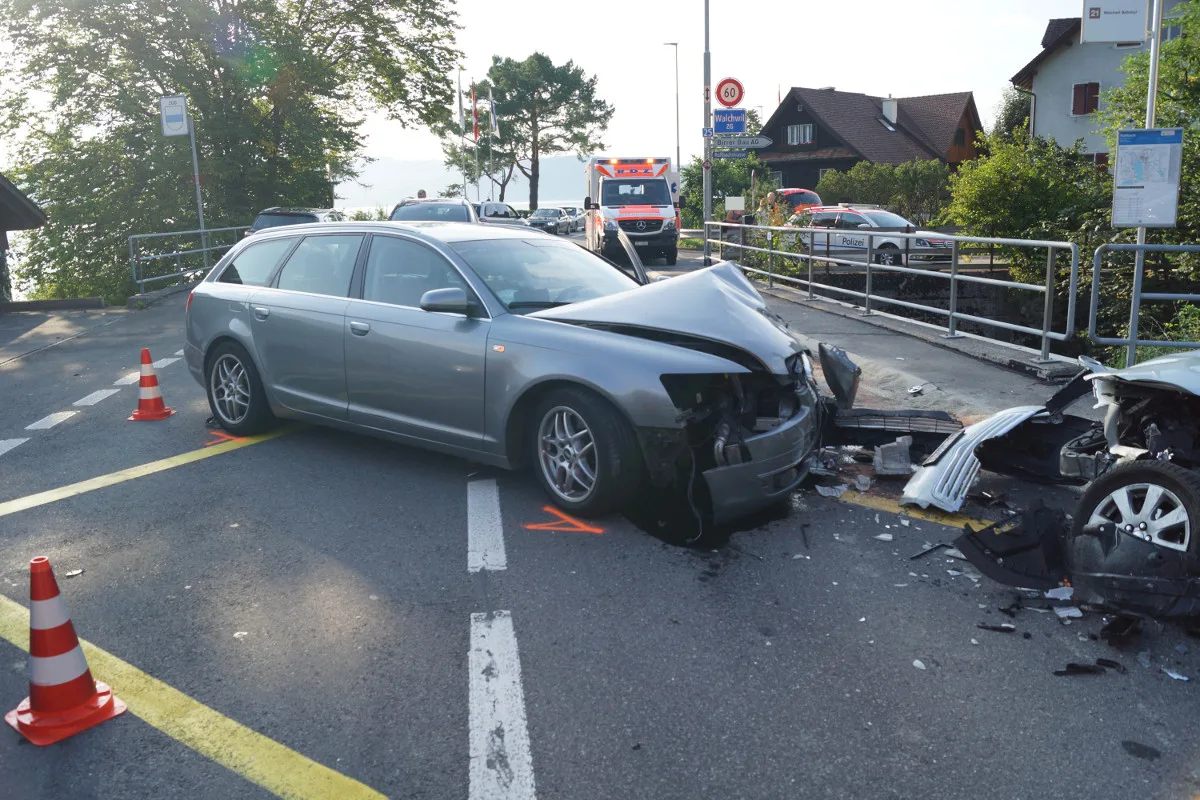 Walchwil ZG - Crash zwischen drei Autos fordert zwei Verletzte