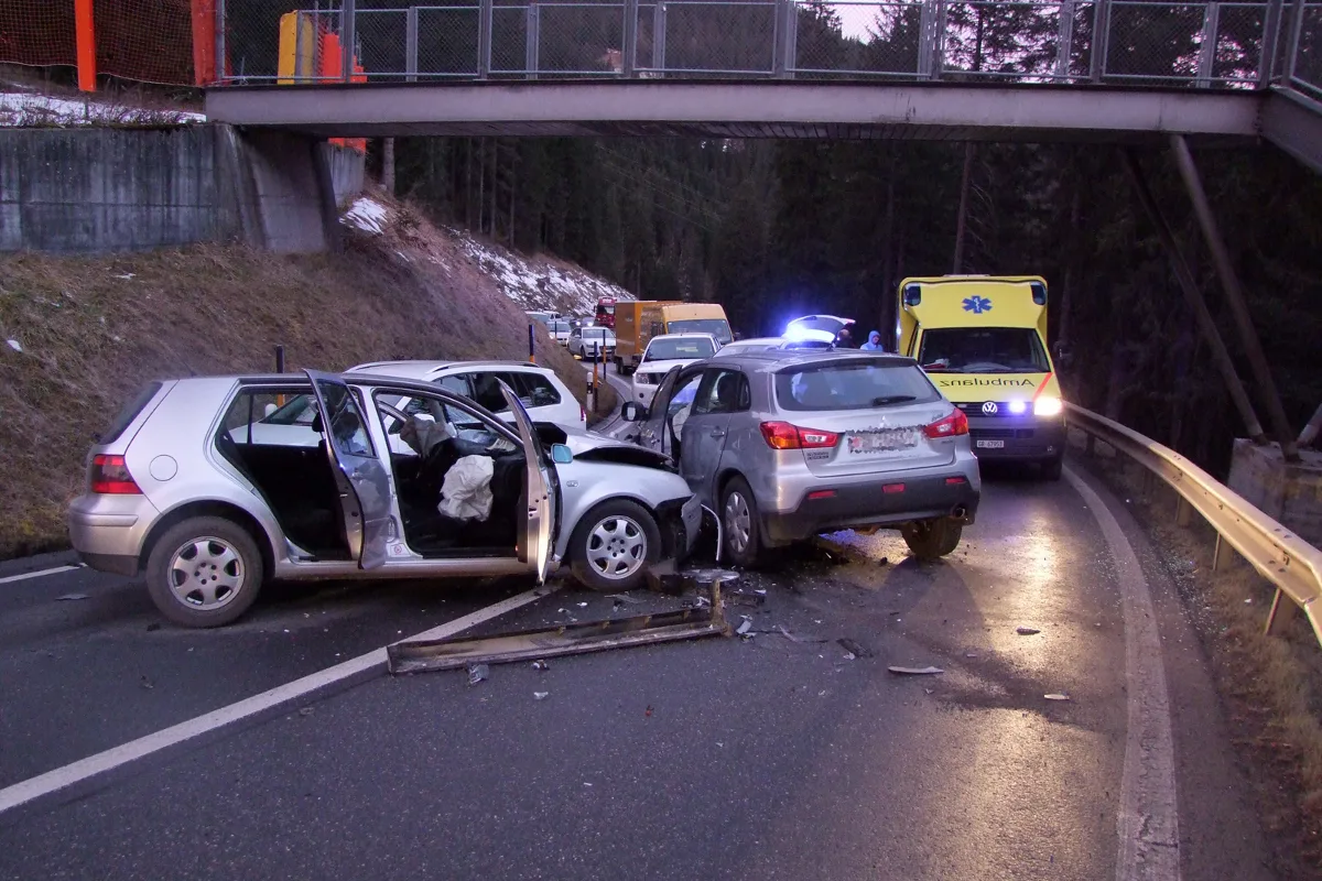 Klosters: Heftiger Frontalcrash fordert zwei Verletzte