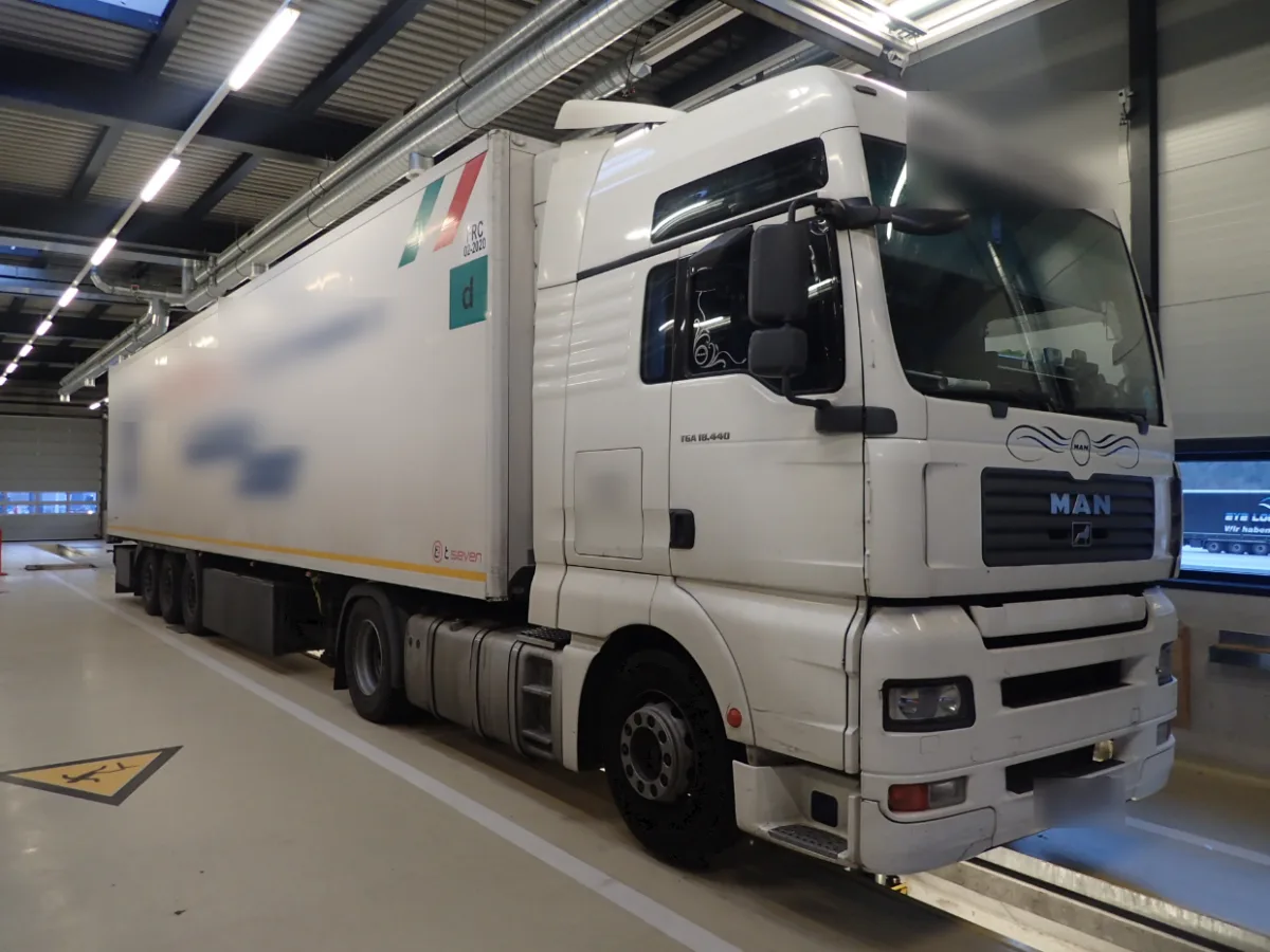 Erstfeld UR - Manipulierter Lastwagen aus dem Verkehr gezogen