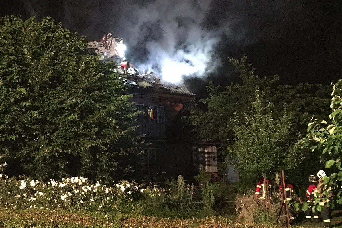 Blitzeinschlag? Brand eines Einfamilienhauses in Aarau