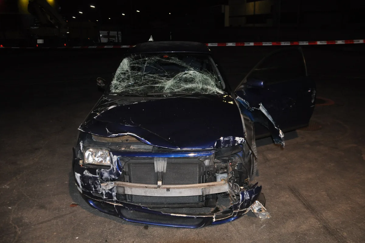 Automobilist prallt in Schönenwerd gegen Firmentor 