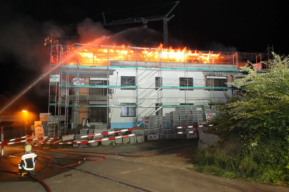 Engelburg SG - Nächtliches Feuer in Neubau ausgebrochen