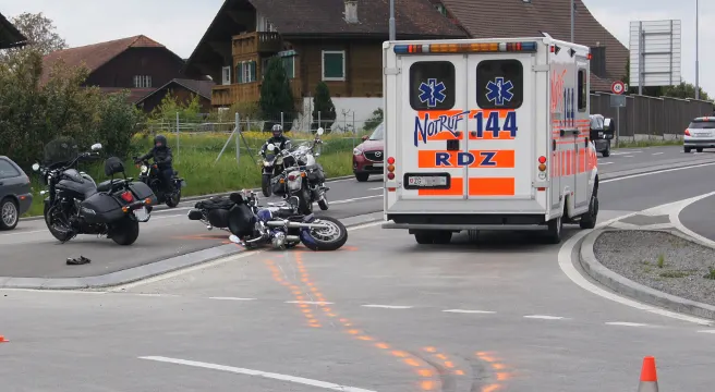 Cham: Verletzter Töfffahrer ins Spital überführt