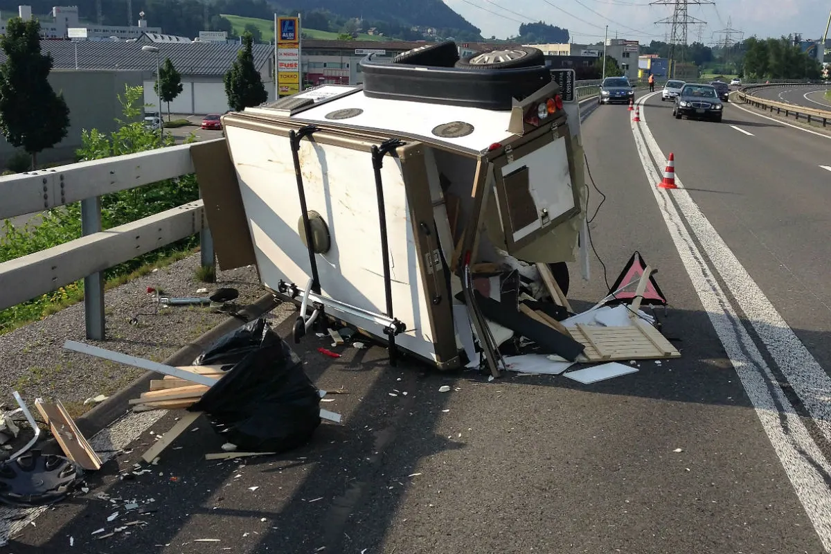 Küssnacht SZ: Hundeanhänger überschlägt sich auf der Autobahn - Hunde verletzt