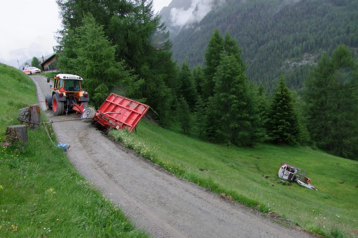 Raupenbagger kippt in Vnà von Ladebrücke 
