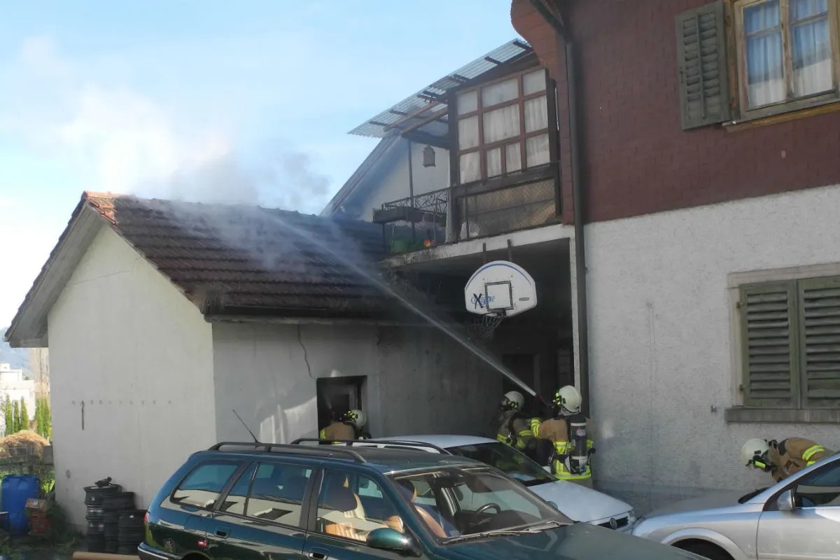 Schübelbach SZ - Feuer in Hausanbau 