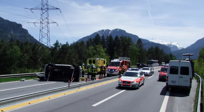 Rodels: A13 nach Alleinunfall komplett gesperrt