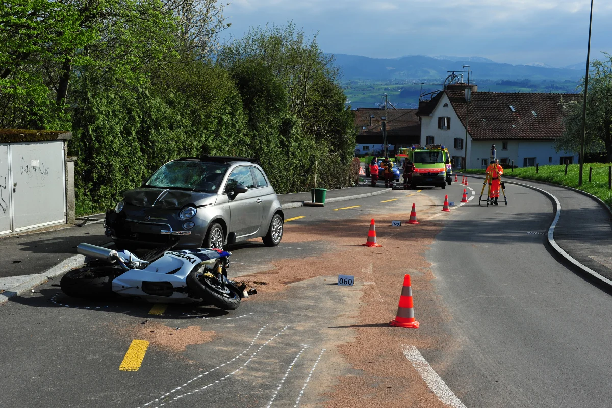 Schlimmer Unfall zwischen Töff und Auto in Uetikon am See