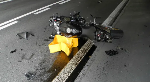 Töfffahrer auf der Axenstrasse verunfallt