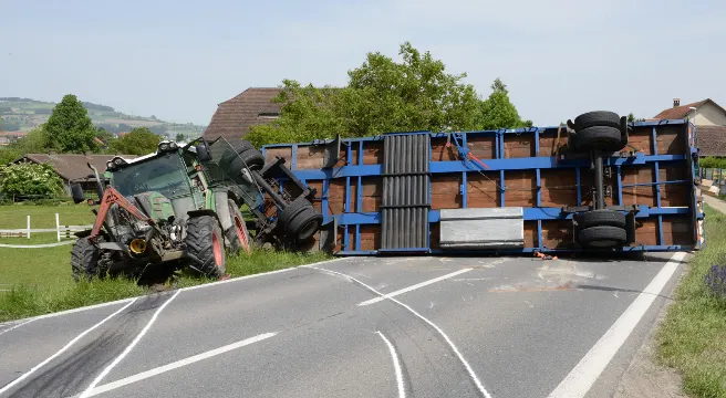 Kein Durchkommen in Mauensee - Anhänger versperrt Strasse