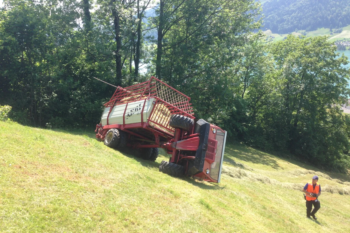 In Oberägeri mit Traktor zur Seite gekippt