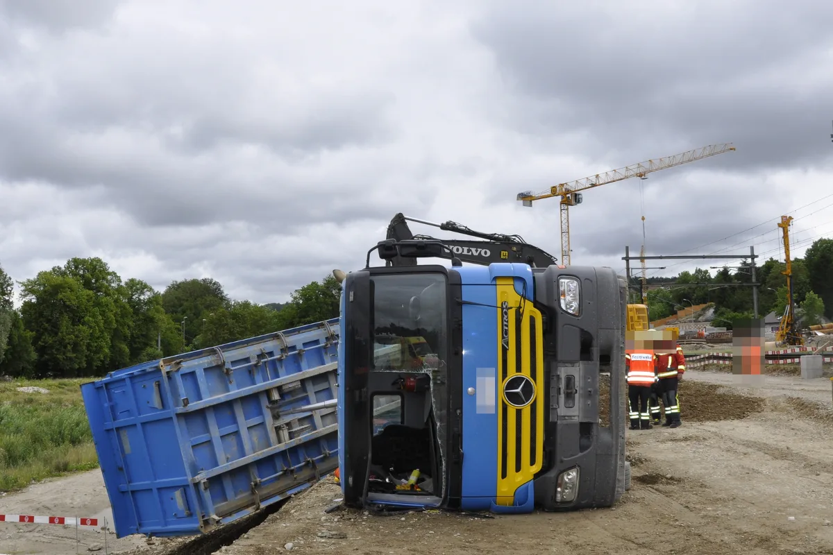 Lastwagen auf Baustelle in Gretzenbach gekippt - Chauffeur schwer verletzt